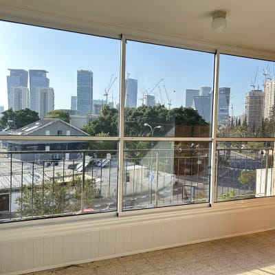חלון אלומיניום גדול עם נוף עירוני