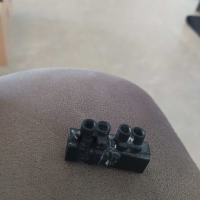 מחבר חשמלי שחור עם חיבורים