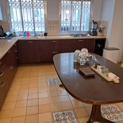 מטבח מאורגן עם כלים על השולחן