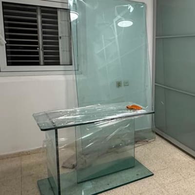 שולחן זכוכית וחלון בחדר ריק