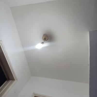 מנורה תלויה על תקרה לבנה