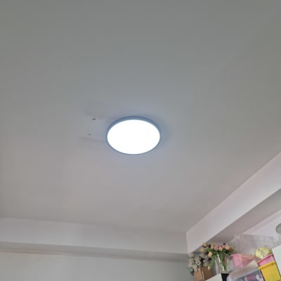 תאורה עגולה מותקנת בתקרה לבנה
