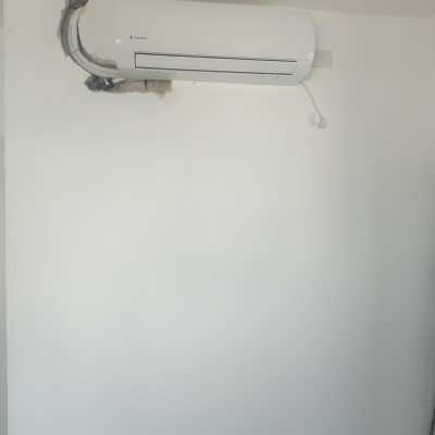 קיר לבן עם מזגן מותקן