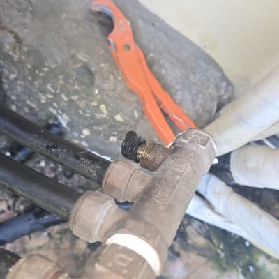 צינורות מתכת עם מפתח צינורות כתום