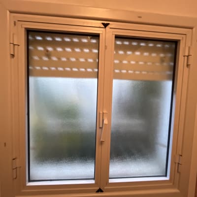 חלון נקי עם זכוכית מטושטשת