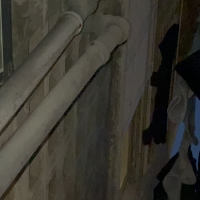 צינורות מים מותקנים על קיר חיצוני