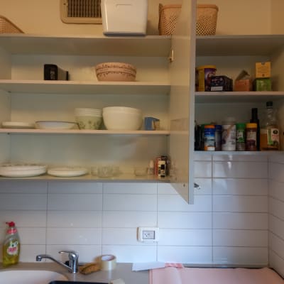 ארונות מטבח פתוחים עם כלים ותבלינים מסודרים