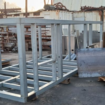 מסגרת מתכת גדולה באתר בנייה עם לוחות עץ וברזל