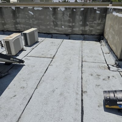 גג עם יריעות איטום ומזגנים