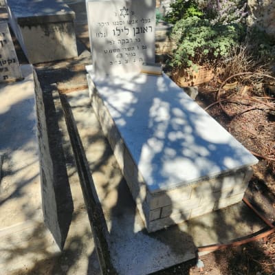 מצבת שיש ואבן משולבת עם בית נר בבית עלמין