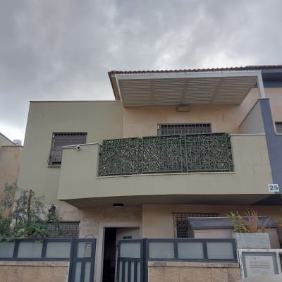 פרגולה מאלומיניום מותקנת מעל מרפסת בקומה שנייה