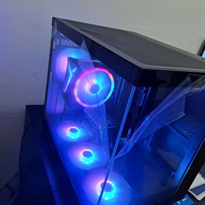 מחשב עם תאורת לד כחולה וסגולה