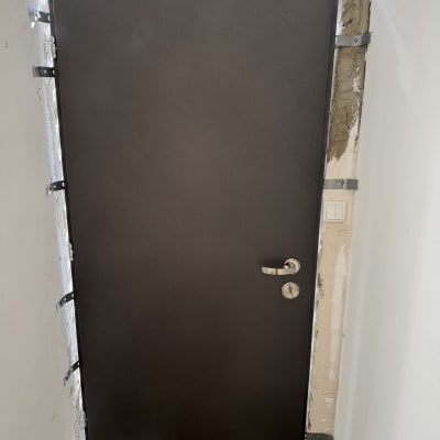 דלת מותקנת במסגרת קיר עם ידית כסופה