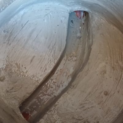 פנים מיכל עם חומר בוצי או נוזלי