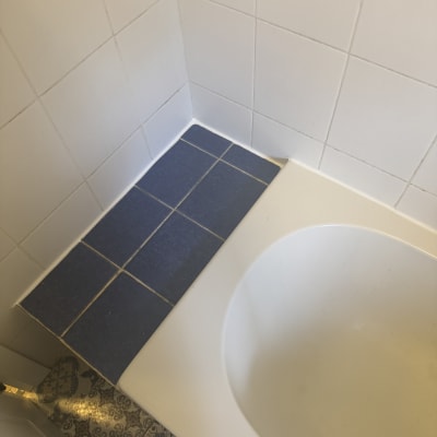 אריחים כחולים ולבנים ליד אמבטיה