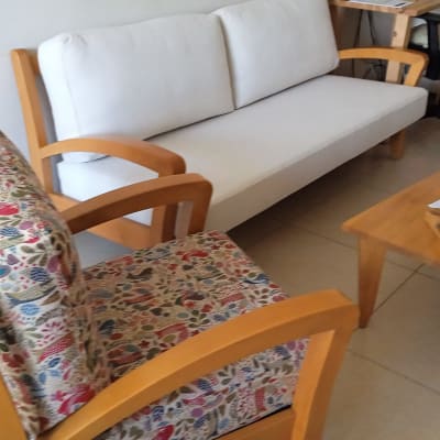 כורסה עם ריפוד צבעוני וספה עם ריפוד לבן