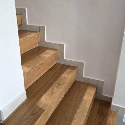 מדרגות עץ עם חיפוי פרקט