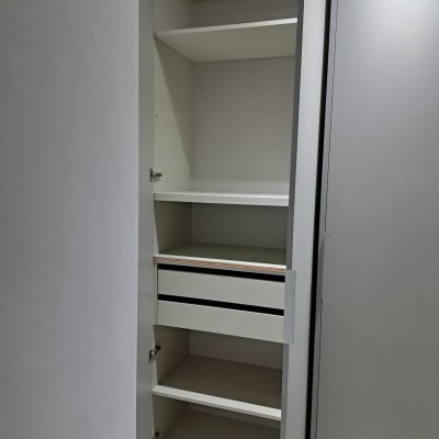 ארון פתוח עם מדפים ומגירות לארגון הבית