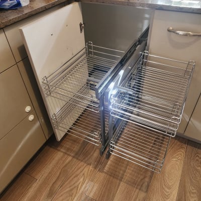 מדף מתכת נשלף בארון מטבח פתוח