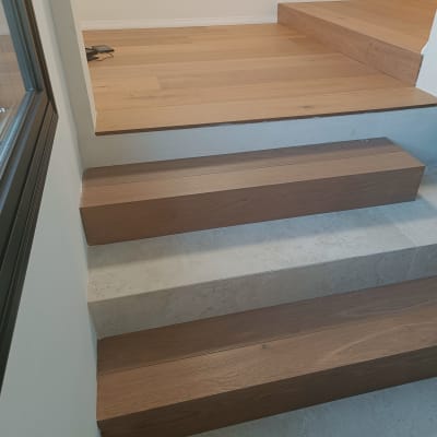 מדרגות עץ מותקנות בבית עם רצפת פרקט