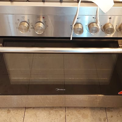 תנור גז עם כפתורים ותצוגת זמן דיגיטלית