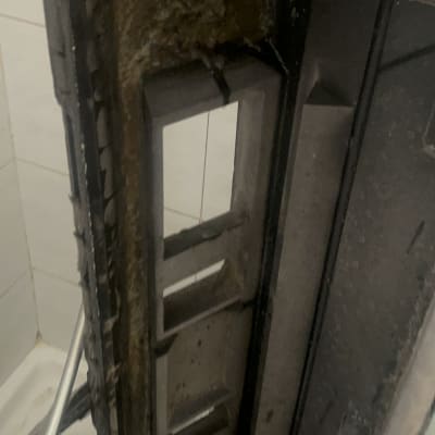 חלק פנימי של מזגן עם חלודה ולכלוך