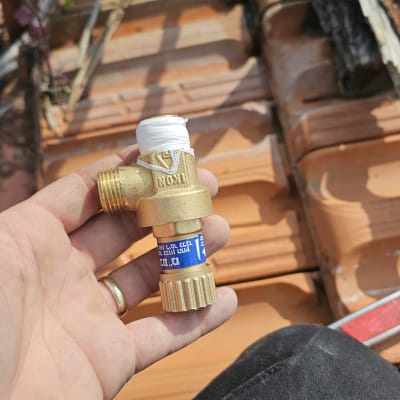 שסתום פליז ביד על רקע גג רעפים