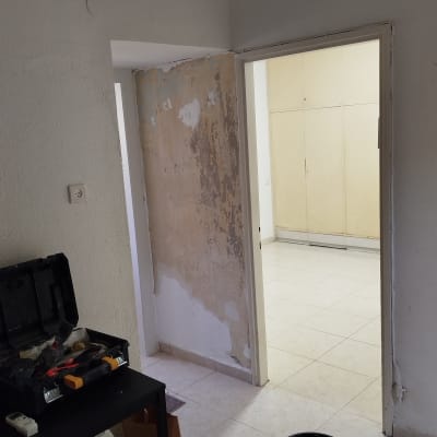 הכנת קיר לקראת עבודות שפכטל וצביעה בדירה ריקה