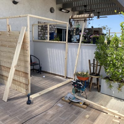 בניית קיר עץ עם מסגרת עץ וכלי עבודה