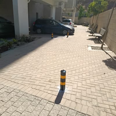 חניה עם עמודי בטיחות ומכוניות חונות