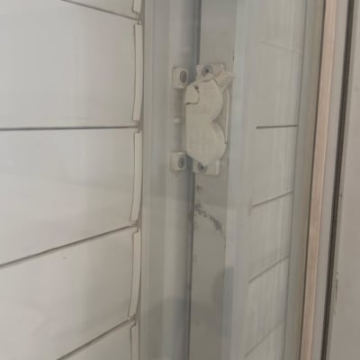 תמונה של תריסים לבנים עם מנגנון נעילה