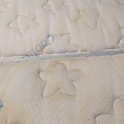 מזרן עם כתמים ודוגמת פרחים