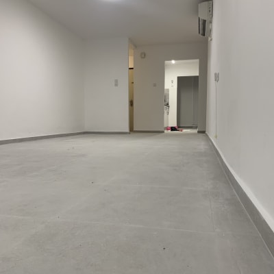 חדר ריק עם רצפת אריחים חדשה ותאורה מותקנת