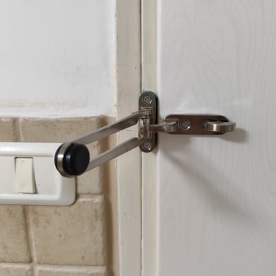 מנעול דלת ומתג חשמל על קיר