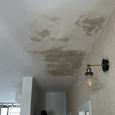 תקרה עם סימני רטיבות ותיקון אפשרי