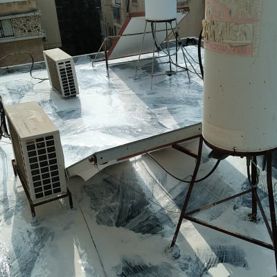 גג עם ציפוי איטום ומזגנים