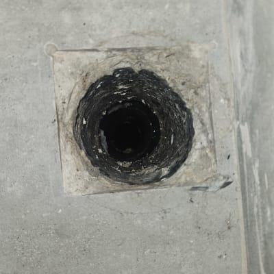 חור בקיר עם סימני נזילה