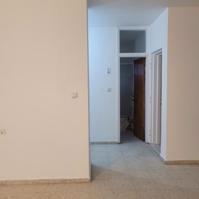 קירות צבועים בלבן בחדר פנימי ריק