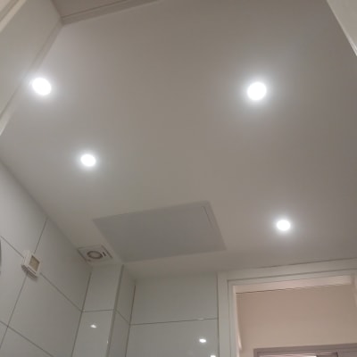 תקרת גבס עם תאורה שקועה בחדר אמבטיה