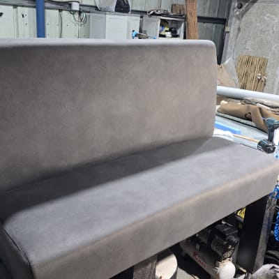 ספה מרופדת עם כלי עבודה בסדנה