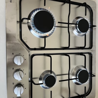 כיריים גז עם ארבעה מבערים דולקים