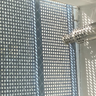 רשת מתכת ומוט מחורר למניעת כניסת יונים