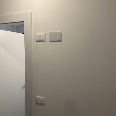 שני מתגי חשמל על קיר לבן