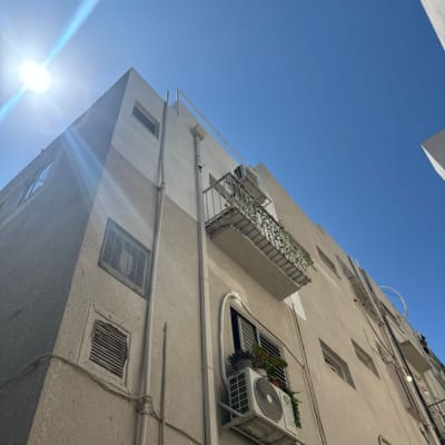 בניין מגורים עם מזגן על הקיר ביום שמשי