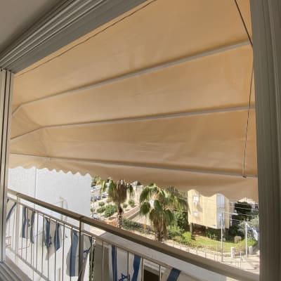 מרפסת עם סוכך בד בצבע בז