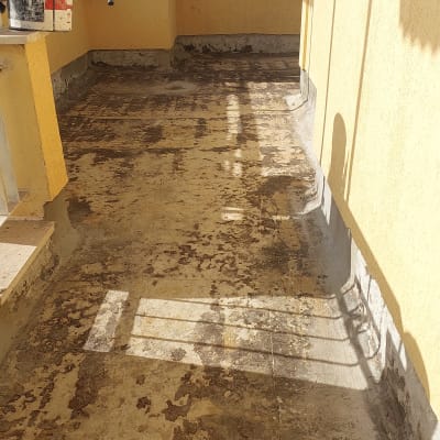 מרפסת עם דליים וכלים לאיטום