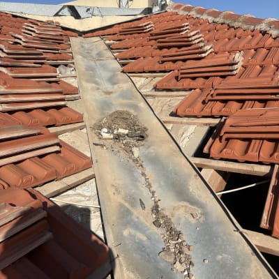 תיקון גג רעפים עם תעלות ניקוז