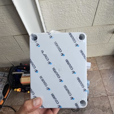 קופסת חיבורים עם כלים ברקע