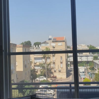 חלון אלומיניום עם נוף לבניינים