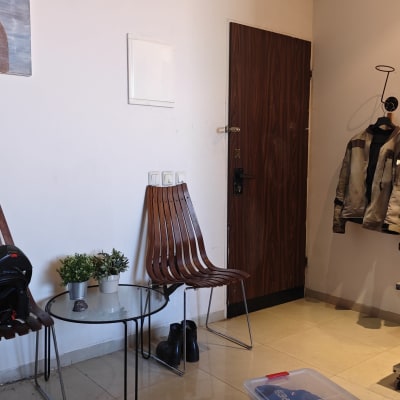 קסדות ואפודות על כיסאות ושולחן זכוכית